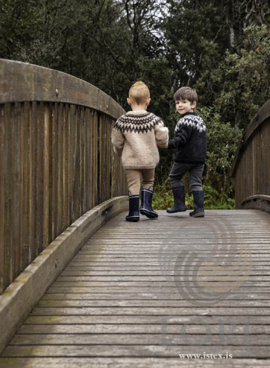 Æsa – Gestrickter Kinderpullover in Léttlopi