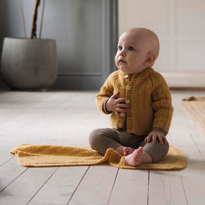Skara - Babystrickjacke im Rippenmuster