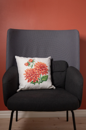 Entzückendes Kissen mit Dahlien