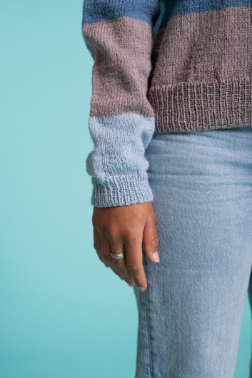 Gestreifter Pullover mit Sattelschulter