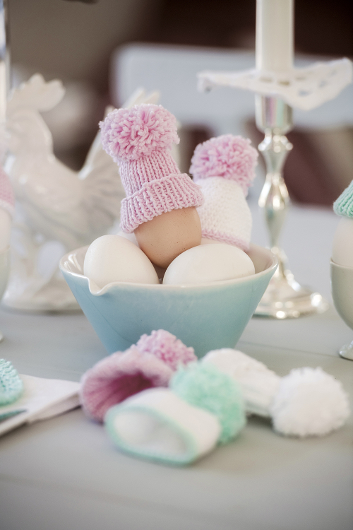 Gestrickte und gehäkelte Eiermützen für den Ostertisch