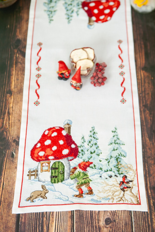 Wichtel beim Pilzhaus - Tischläufer