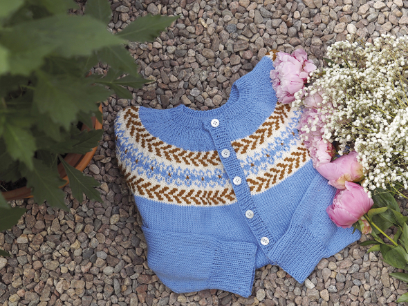 Sommarkoftan 2022 - Strickjacke mit gemusterter Passe