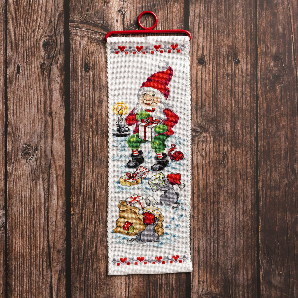 Wichtel mit helfenden Mäusen - kleine Wanddekoration