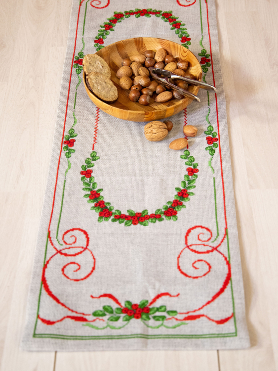 Preiselbeerkranz - Stickset Tischläufer