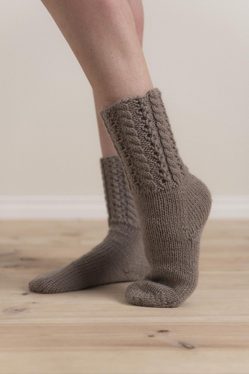 Kobbe - gestrickte Socken mit Zopfmuster