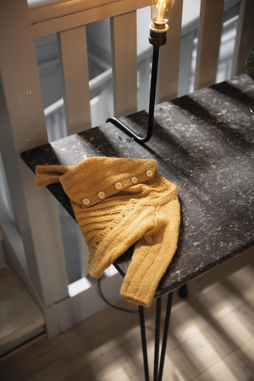 Skara - Babystrickjacke im Rippenmuster