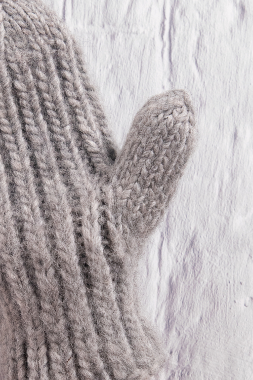 Pajala - Gestrickte Fäustlinge im Rippenmuster